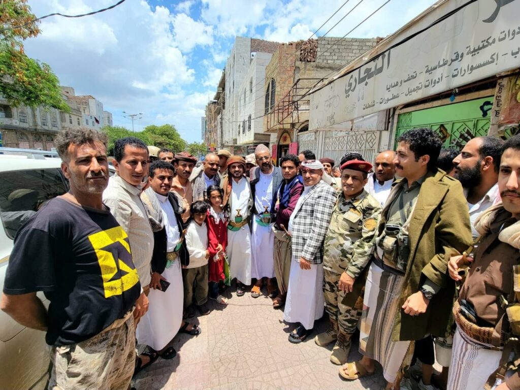 رفقة وفد قبلي وعسكري.. الشيخ صهيب البركاني يتفقد أسر ضحايا السيول بتعز "صور" رفقة وفد قبلي وعسكري.. الشيخ صهيب البركاني يتفقد أسر ضحايا السيول بتعز "صور"