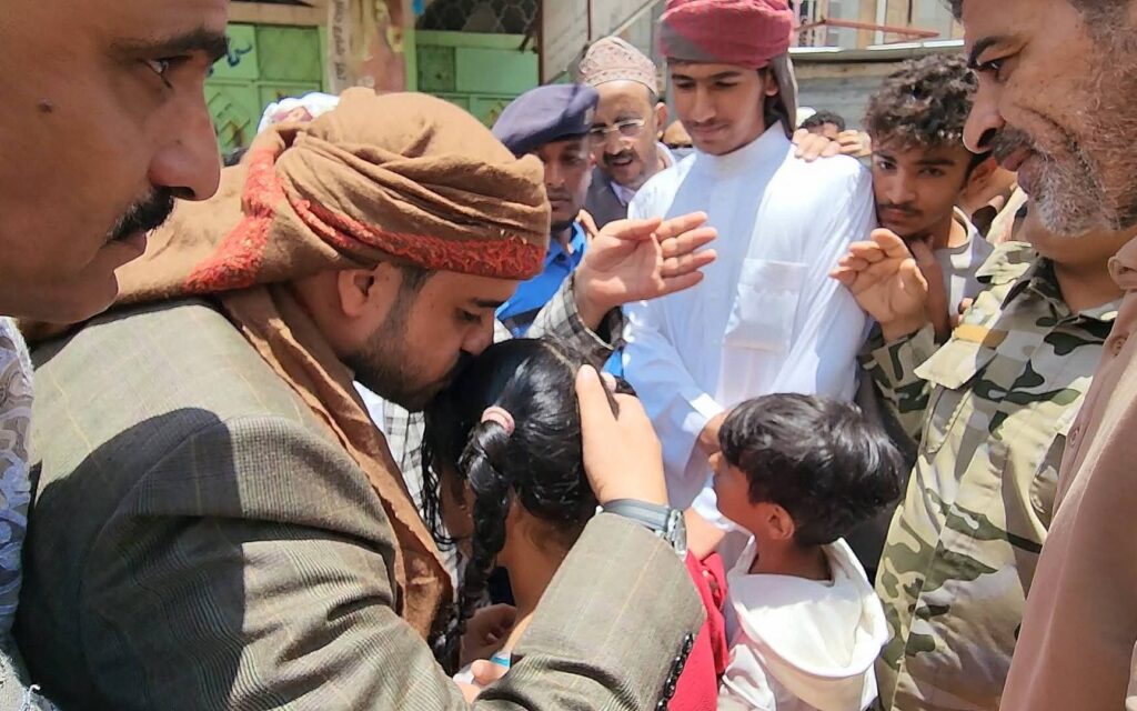 رفقة وفد قبلي وعسكري.. الشيخ صهيب البركاني يتفقد أسر ضحايا السيول بتعز "صور" رفقة وفد قبلي وعسكري.. الشيخ صهيب البركاني يتفقد أسر ضحايا السيول بتعز "صور"