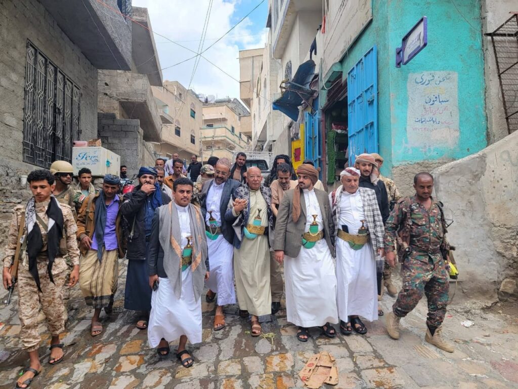 رفقة وفد قبلي وعسكري.. الشيخ صهيب البركاني يتفقد أسر ضحايا السيول بتعز "صور" رفقة وفد قبلي وعسكري.. الشيخ صهيب البركاني يتفقد أسر ضحايا السيول بتعز "صور"