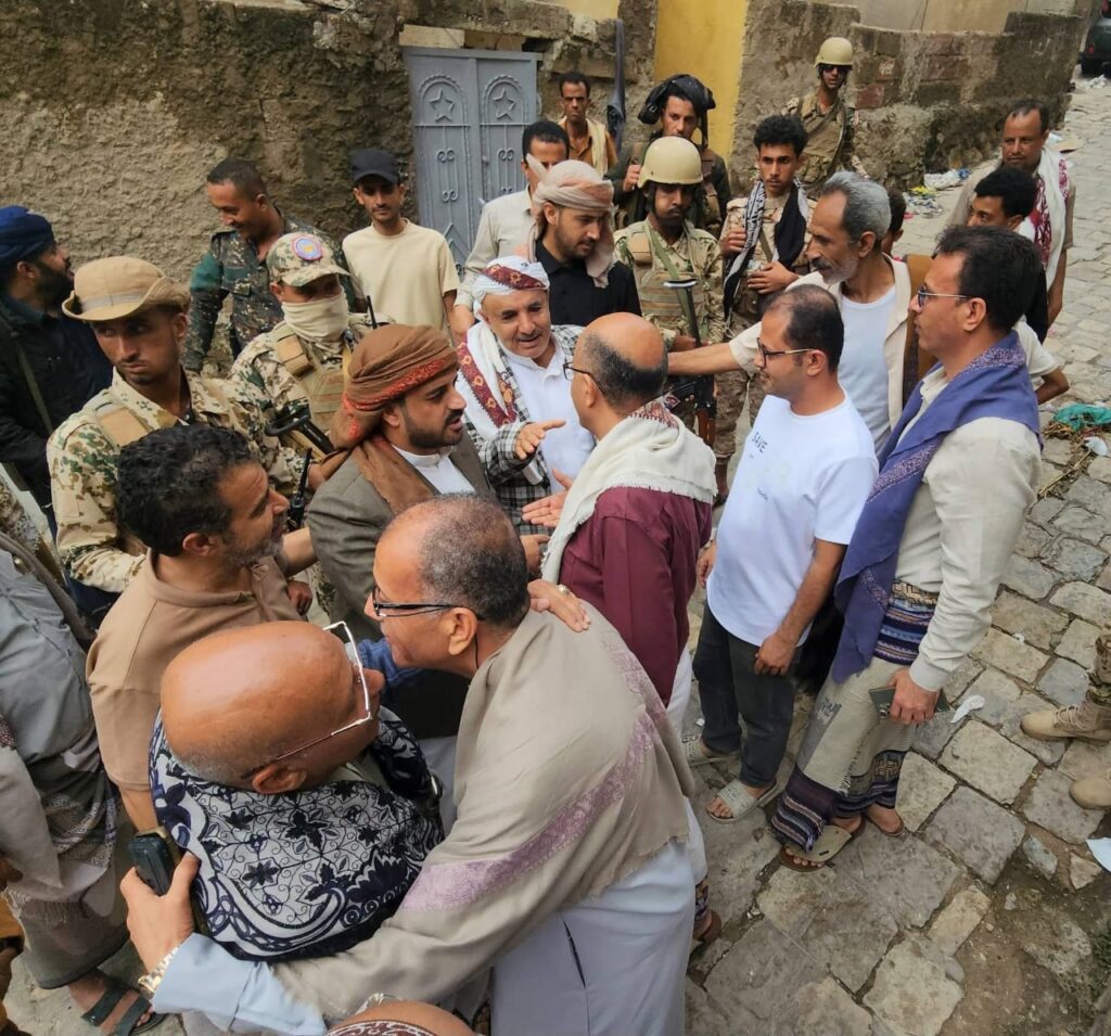 رفقة وفد قبلي وعسكري.. الشيخ صهيب البركاني يتفقد أسر ضحايا السيول بتعز "صور" رفقة وفد قبلي وعسكري.. الشيخ صهيب البركاني يتفقد أسر ضحايا السيول بتعز "صور"