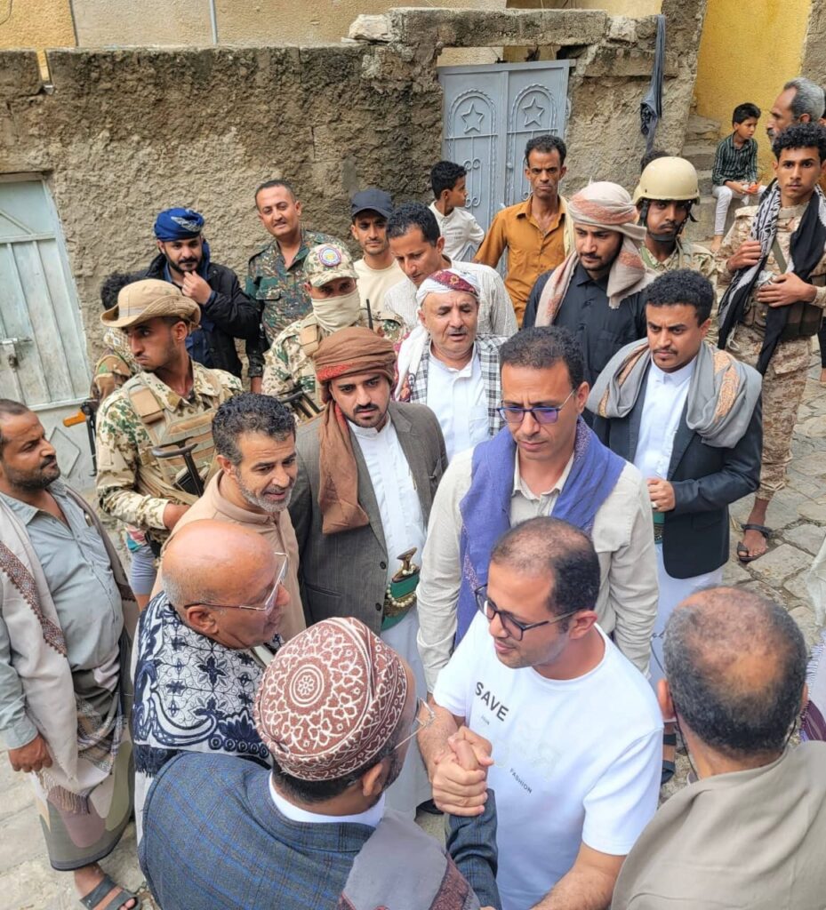 رفقة وفد قبلي وعسكري.. الشيخ صهيب البركاني يتفقد أسر ضحايا السيول بتعز "صور" رفقة وفد قبلي وعسكري.. الشيخ صهيب البركاني يتفقد أسر ضحايا السيول بتعز "صور"