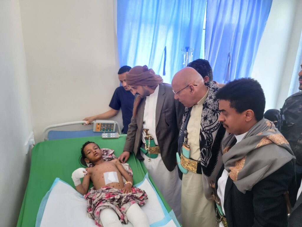 رفقة وفد قبلي وعسكري.. الشيخ صهيب البركاني يتفقد أسر ضحايا السيول بتعز "صور" رفقة وفد قبلي وعسكري.. الشيخ صهيب البركاني يتفقد أسر ضحايا السيول بتعز "صور"