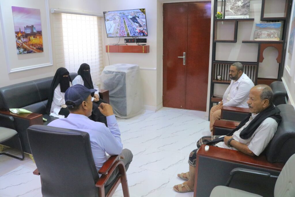 مدير عام مديرية سيئون يلتقي مسئول الوحدة الصحية بشعب الحصان بتاربة مدير عام مديرية سيئون يلتقي مسئول الوحدة الصحية بشعب الحصان بتاربة