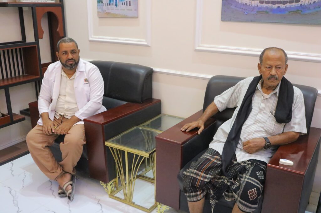 مدير عام مديرية سيئون يلتقي مسئول الوحدة الصحية بشعب الحصان بتاربة مدير عام مديرية سيئون يلتقي مسئول الوحدة الصحية بشعب الحصان بتاربة