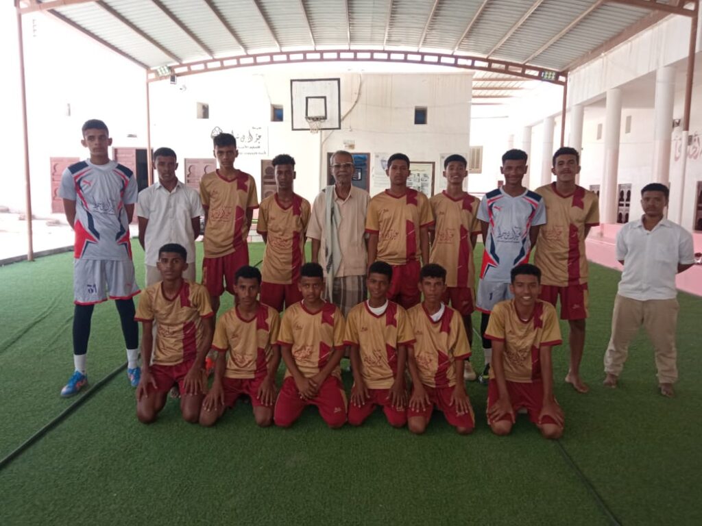 بن سميط والقعيطي يشاركان فريق مدرسة بن سميط فرحة التأهل للنهائي بن سميط والقعيطي يشاركان فريق مدرسة بن سميط فرحة التأهل للنهائي