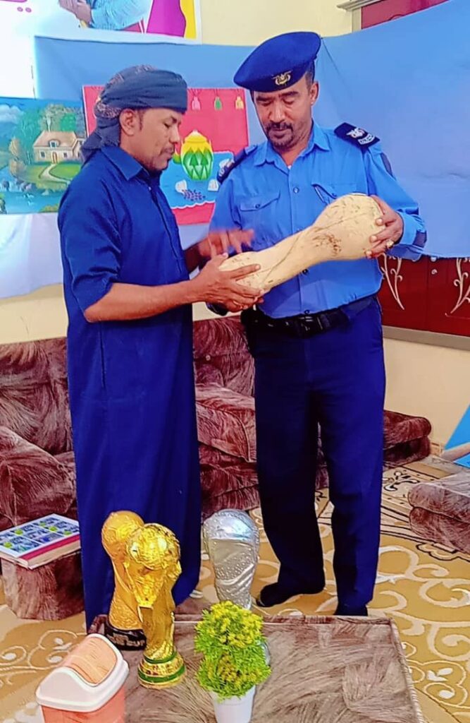 مدير شرطة السير بتريم يزور المعرضً الفنيً والتراثي للفنان يعقوب هبشان ويشيد بإبداعاته مدير شرطة السير بتريم يزور المعرضً الفنيً والتراثي للفنان يعقوب هبشان ويشيد بإبداعاته