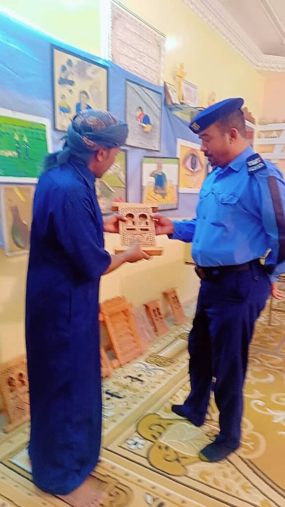 مدير شرطة السير بتريم يزور المعرضً الفنيً والتراثي للفنان يعقوب هبشان ويشيد بإبداعاته مدير شرطة السير بتريم يزور المعرضً الفنيً والتراثي للفنان يعقوب هبشان ويشيد بإبداعاته