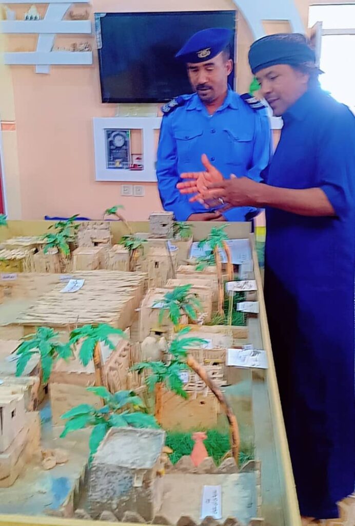 مدير شرطة السير بتريم يزور المعرضً الفنيً والتراثي للفنان يعقوب هبشان ويشيد بإبداعاته مدير شرطة السير بتريم يزور المعرضً الفنيً والتراثي للفنان يعقوب هبشان ويشيد بإبداعاته