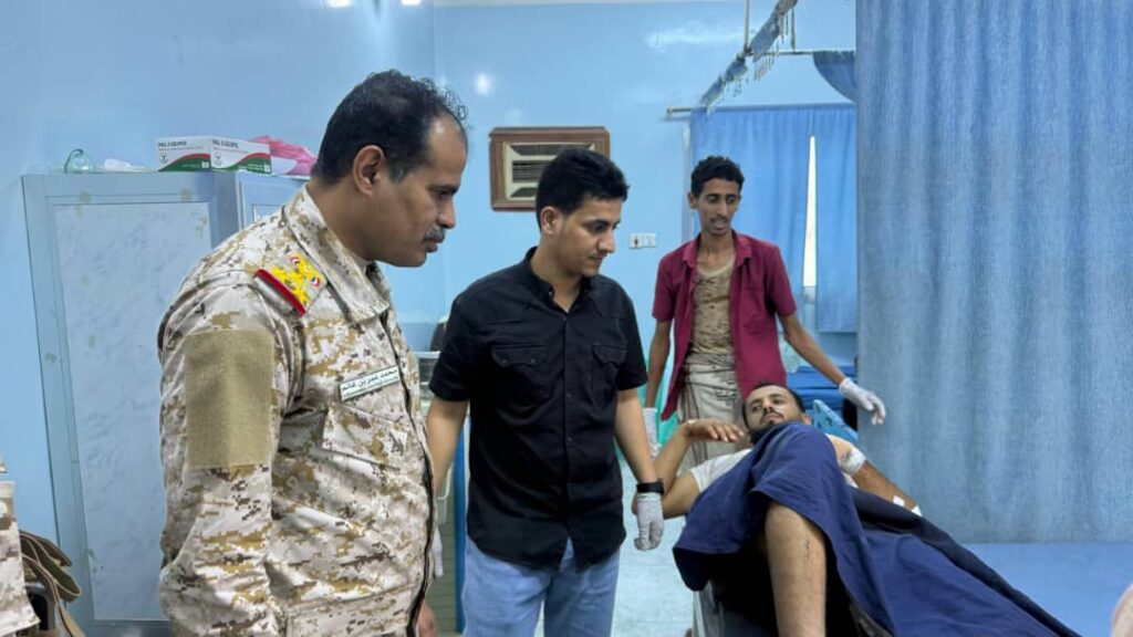 قيادات عسكرية تتفقد جرحى هجوم العبر في مستشفى سيئون قيادات عسكرية تتفقد جرحى هجوم العبر في مستشفى سيئون