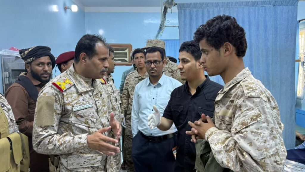 قيادات عسكرية تتفقد جرحى هجوم العبر في مستشفى سيئون قيادات عسكرية تتفقد جرحى هجوم العبر في مستشفى سيئون