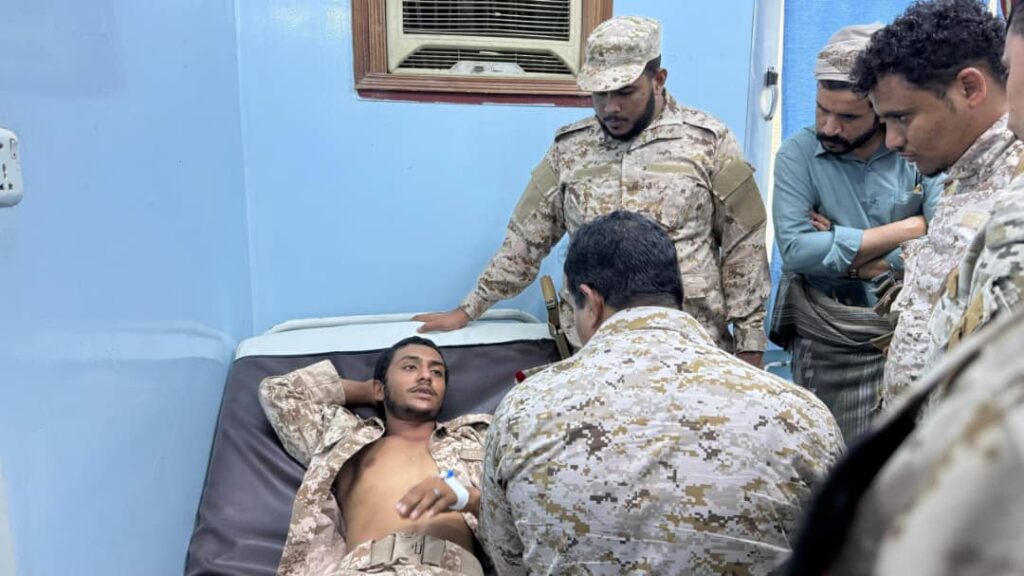 قيادات عسكرية تتفقد جرحى هجوم العبر في مستشفى سيئون قيادات عسكرية تتفقد جرحى هجوم العبر في مستشفى سيئون