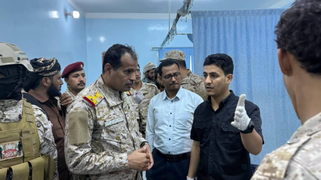 قيادات عسكرية تتفقد جرحى هجوم العبر في مستشفى سيئون قيادات عسكرية تتفقد جرحى هجوم العبر في مستشفى سيئون