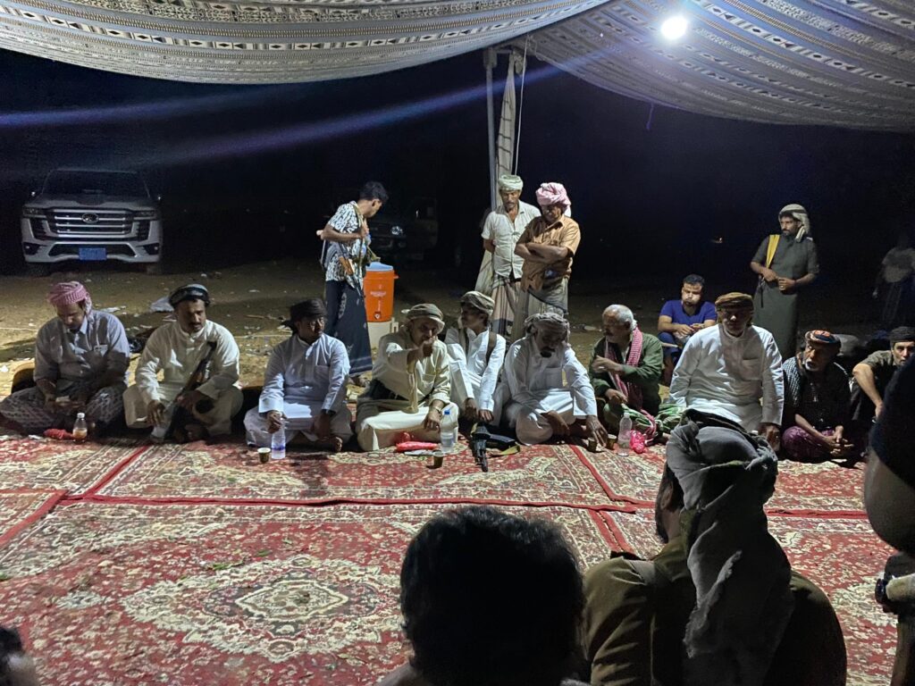 مخيم عيص خرد بحضرموت يسمح بمرور قواطر وقود كهرباء المهرة والمناطق الشرقية عقب وصول وفد برئاسة وكيل المهرة للعلاقات العامة مخيم عيص خرد بحضرموت يسمح بمرور قواطر وقود كهرباء المهرة والمناطق الشرقية عقب وصول وفد برئاسة وكيل المهرة للعلاقات العامة