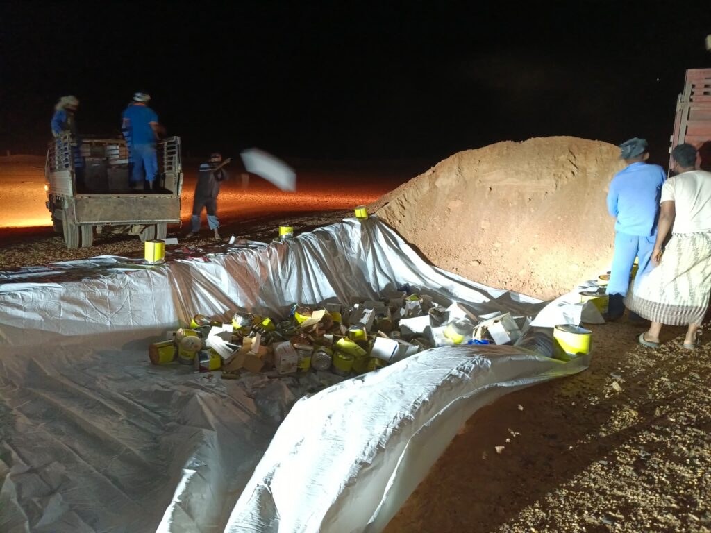 شاهد بالصور .. جمارك منفذ الوديعة تُتلف سلعاً مخالفة بـ 46 مليون ريال يمني شاهد بالصور .. جمارك منفذ الوديعة تُتلف سلعاً مخالفة بـ 46 مليون ريال يمني