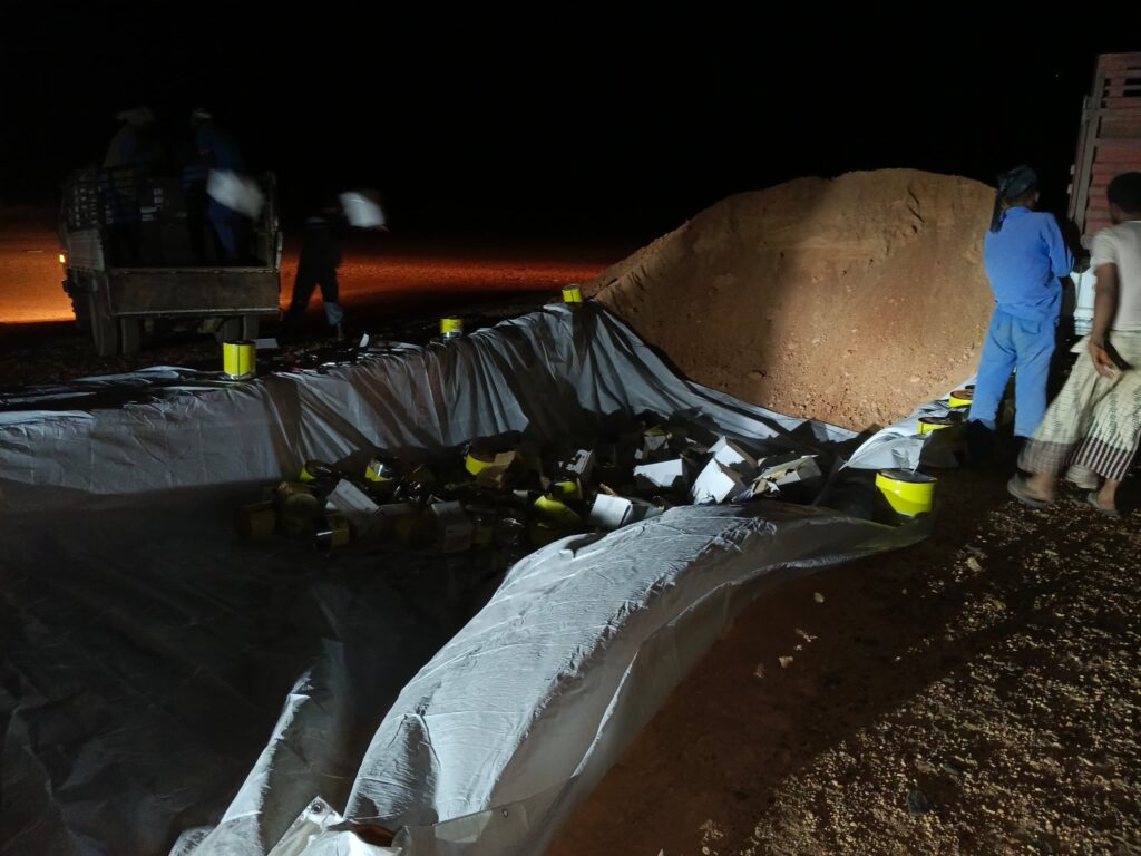 شاهد بالصور .. جمارك منفذ الوديعة تُتلف سلعاً مخالفة بـ 46 مليون ريال يمني شاهد بالصور .. جمارك منفذ الوديعة تُتلف سلعاً مخالفة بـ 46 مليون ريال يمني