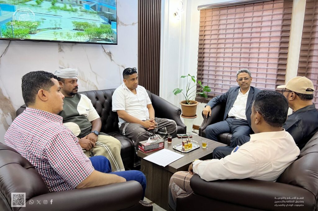 مدير عام شبام يبحث مع المدير العام التنفيذي لصندوق النظافة بوادي حضرموت مشاريع تحسين مستوى الخدمات البيئة وتعزيز المشهد الحضري للمديرية مدير عام شبام يبحث مع المدير العام التنفيذي لصندوق النظافة بوادي حضرموت مشاريع تحسين مستوى الخدمات البيئة وتعزيز المشهد الحضري للمديرية