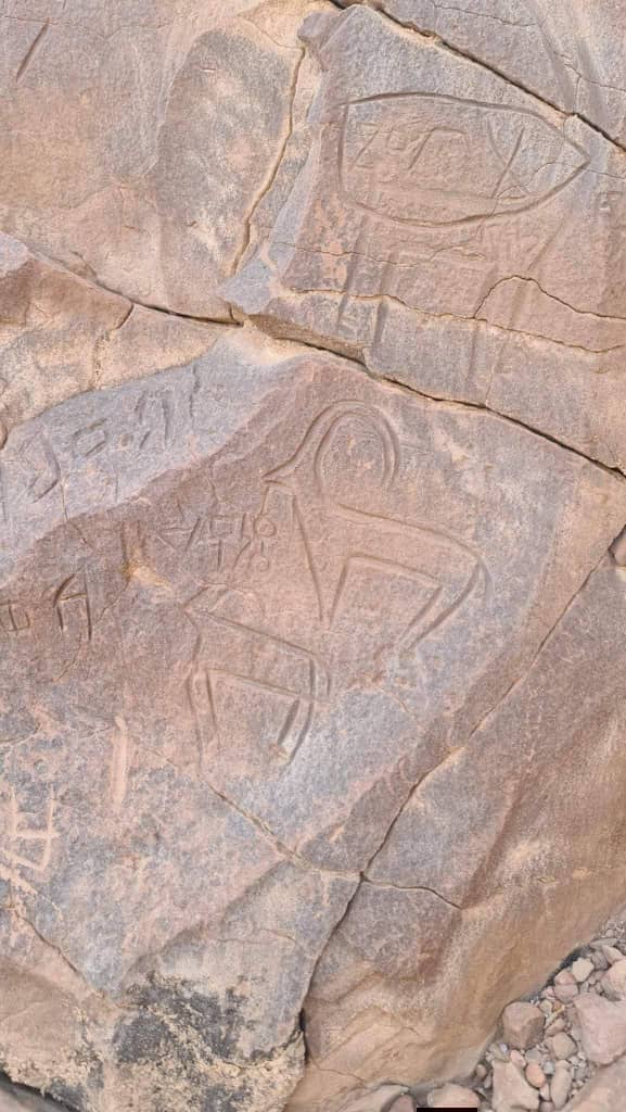 اكتشاف أثري في حضرموت: باحث يعثر على نقوش حجرية ومغارات غامضة في جبال الوادي اكتشاف أثري في حضرموت: باحث يعثر على نقوش حجرية ومغارات غامضة في جبال الوادي