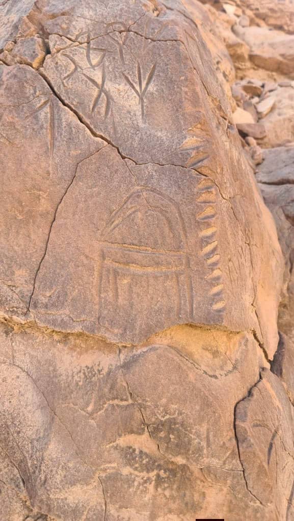 اكتشاف أثري في حضرموت: باحث يعثر على نقوش حجرية ومغارات غامضة في جبال الوادي اكتشاف أثري في حضرموت: باحث يعثر على نقوش حجرية ومغارات غامضة في جبال الوادي