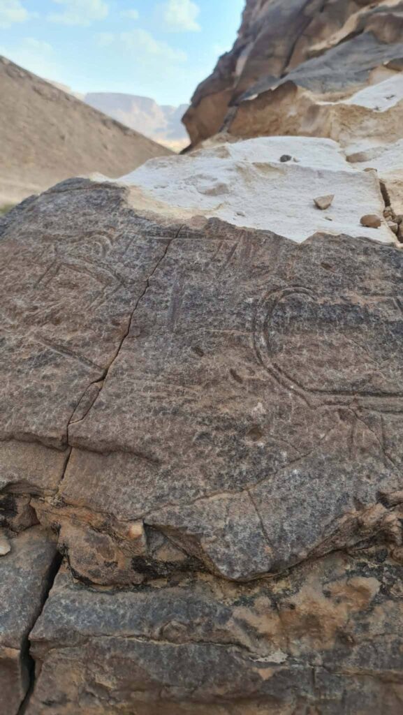 اكتشاف أثري في حضرموت: باحث يعثر على نقوش حجرية ومغارات غامضة في جبال الوادي اكتشاف أثري في حضرموت: باحث يعثر على نقوش حجرية ومغارات غامضة في جبال الوادي