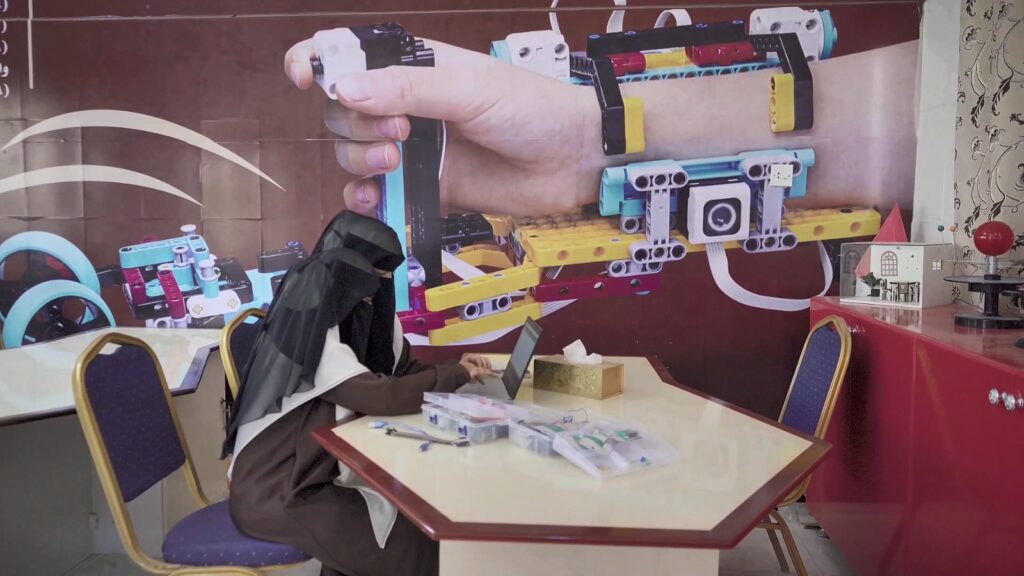 الدكتور محمد فلهوم يبارك ثانوية سيئون النموذجية للبنات حصد جائزة "أفضل مهندس" عربياً الدكتور محمد فلهوم يبارك ثانوية سيئون النموذجية للبنات حصد جائزة "أفضل مهندس" عربياً