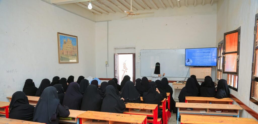 برعاية مؤسسة الإبصار الحضرمية الخيرية.. إدارة تنمية المرأة بالقطن تنفذ نزولات توعوية حول السلامة المهنية للكوادر النسائية بالمرافق الحكومية برعاية مؤسسة الإبصار الحضرمية الخيرية.. إدارة تنمية المرأة بالقطن تنفذ نزولات توعوية حول السلامة المهنية للكوادر النسائية بالمرافق الحكومية