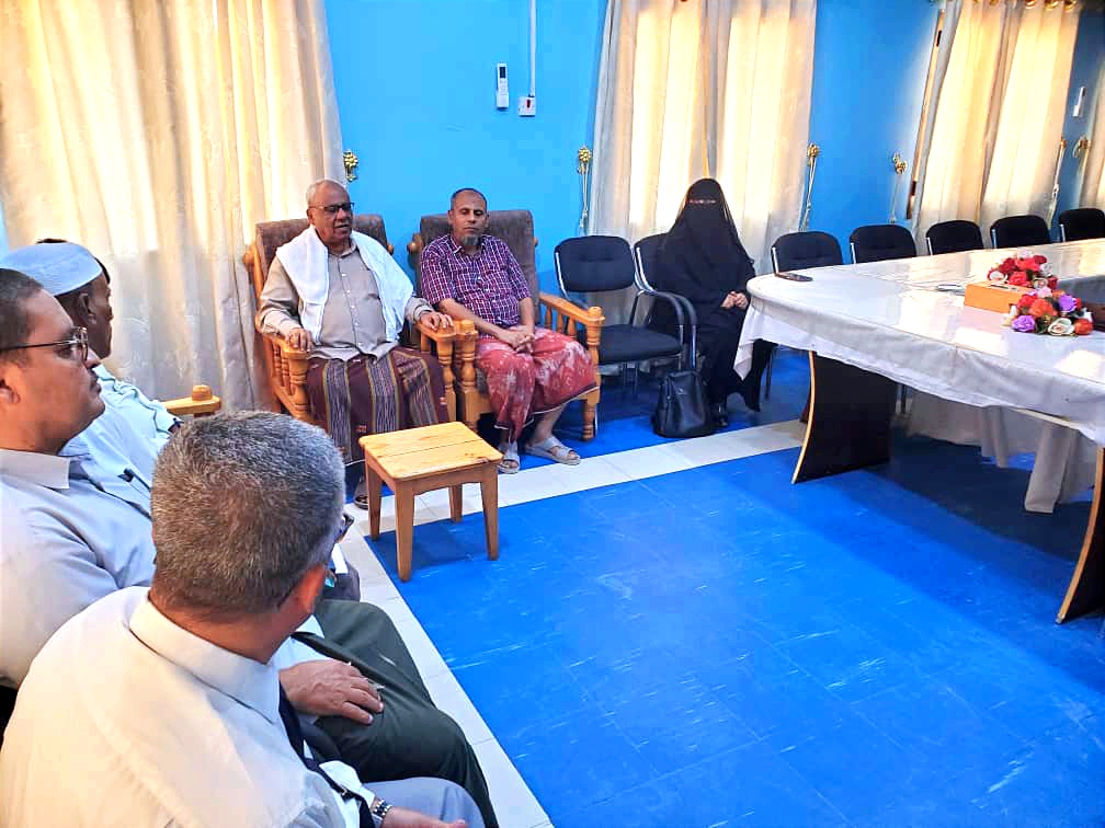 مدير عام تربية وادي حضرموت يلتقي إدارتي ثانويتي سيئون النموذجية للبنات والبنين ويبارك لهم جائزة “أفضل مهندس” عربياً : مدير عام تربية وادي حضرموت يلتقي إدارتي ثانويتي سيئون النموذجية للبنات والبنين ويبارك لهم جائزة “أفضل مهندس” عربياً :
