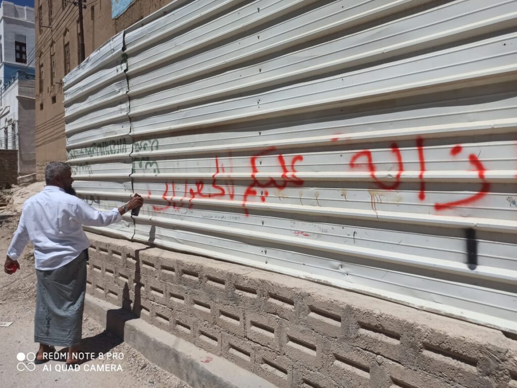 بالصور .. تنفيذ حملة إزالة المطبات والعوائق وبقايا البناء من الطريق الأسفلتي العام بدوعن بإشراف مباشر من السلطة المحلية بالصور .. تنفيذ حملة إزالة المطبات والعوائق وبقايا البناء من الطريق الأسفلتي العام بدوعن بإشراف مباشر من السلطة المحلية