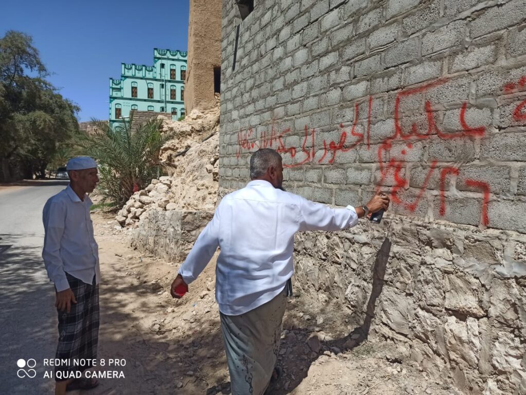 بالصور .. تنفيذ حملة إزالة المطبات والعوائق وبقايا البناء من الطريق الأسفلتي العام بدوعن بإشراف مباشر من السلطة المحلية بالصور .. تنفيذ حملة إزالة المطبات والعوائق وبقايا البناء من الطريق الأسفلتي العام بدوعن بإشراف مباشر من السلطة المحلية