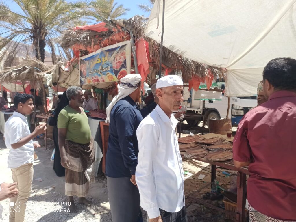 بالصور .. تنفيذ حملة إزالة المطبات والعوائق وبقايا البناء من الطريق الأسفلتي العام بدوعن بإشراف مباشر من السلطة المحلية بالصور .. تنفيذ حملة إزالة المطبات والعوائق وبقايا البناء من الطريق الأسفلتي العام بدوعن بإشراف مباشر من السلطة المحلية