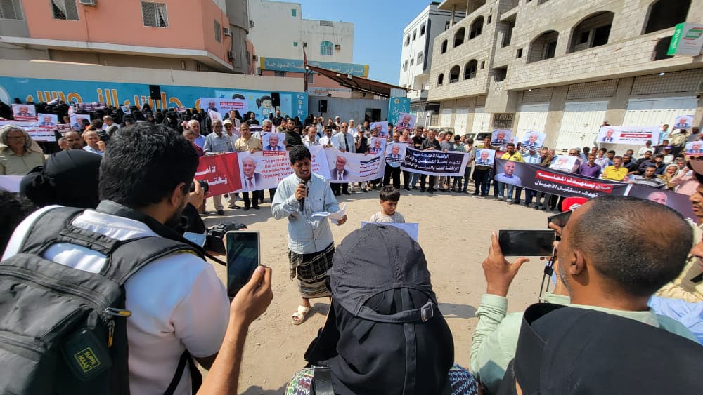 عدن: وقفة احتجاجية تندد باغتيال الدكتور عبد الرحمن الشاعر وتطالب بضبط الجناة عدن: وقفة احتجاجية تندد باغتيال الدكتور عبد الرحمن الشاعر وتطالب بضبط الجناة