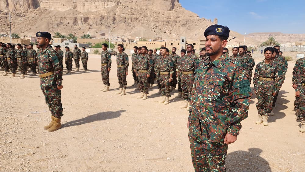 بالصور .. تدشين دمج قوات النخبة الحضرمية ولواء الدعم الأمني في الأجهزة الأمنية بوادي وصحراء حضرموت - بالصور .. تدشين دمج قوات النخبة الحضرمية ولواء الدعم الأمني في الأجهزة الأمنية بوادي وصحراء حضرموت -
