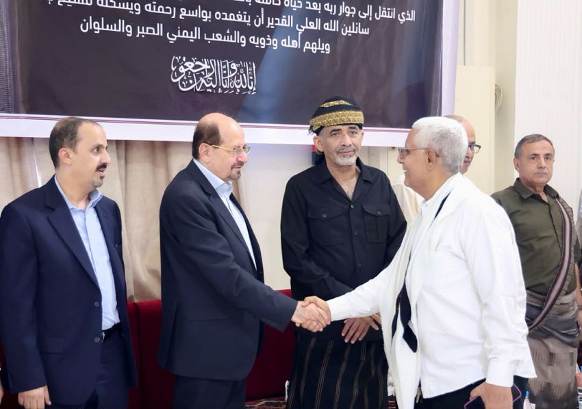 عضو مجلس القيادة الرئاسي ورئيس الوزراء وزير الخارجية يستقبلان في عدن عزاء الرئيس السابق عبدربه منصور هادي - عضو مجلس القيادة الرئاسي ورئيس الوزراء وزير الخارجية يستقبلان في عدن عزاء الرئيس السابق عبدربه منصور هادي -