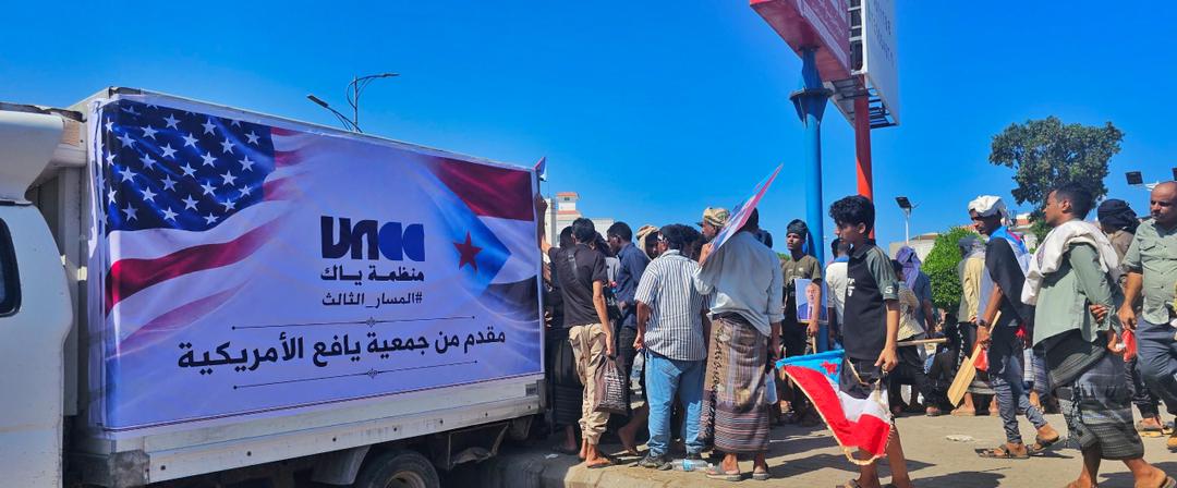 بدعم جمعية يافع الأمريكية منظمة ياك تقدم 15 ألف قنينة ماء تروي عطش الحشود في ساحة العروض - بدعم جمعية يافع الأمريكية منظمة ياك تقدم 15 ألف قنينة ماء تروي عطش الحشود في ساحة العروض -