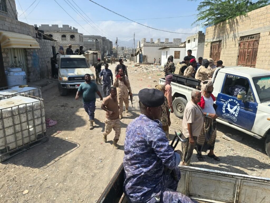 شاهد بالصور.. أمن المكلا ينفّذ حملة مداهمات واسعة بفوّه ويضبط مطلوبين ومعامل خمور ومسروقات شاهد بالصور.. أمن المكلا ينفّذ حملة مداهمات واسعة بفوّه ويضبط مطلوبين ومعامل خمور ومسروقات