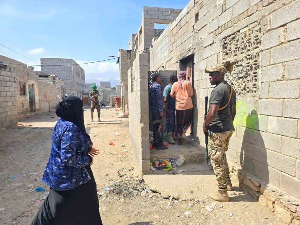 شاهد بالصور.. أمن المكلا ينفّذ حملة مداهمات واسعة بفوّه ويضبط مطلوبين ومعامل خمور ومسروقات شاهد بالصور.. أمن المكلا ينفّذ حملة مداهمات واسعة بفوّه ويضبط مطلوبين ومعامل خمور ومسروقات