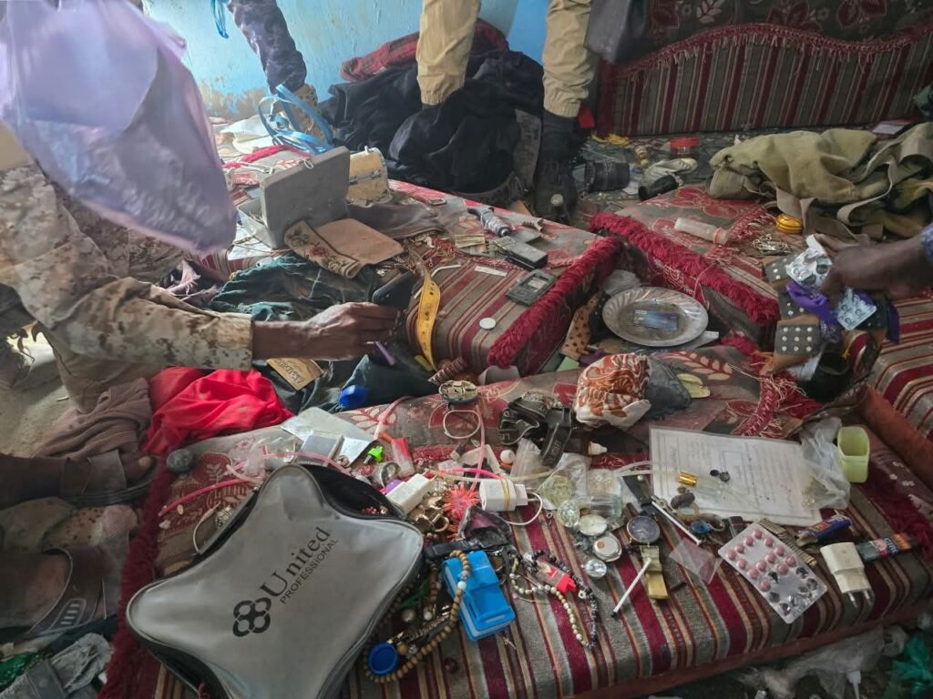 شاهد بالصور.. أمن المكلا ينفّذ حملة مداهمات واسعة بفوّه ويضبط مطلوبين ومعامل خمور ومسروقات شاهد بالصور.. أمن المكلا ينفّذ حملة مداهمات واسعة بفوّه ويضبط مطلوبين ومعامل خمور ومسروقات