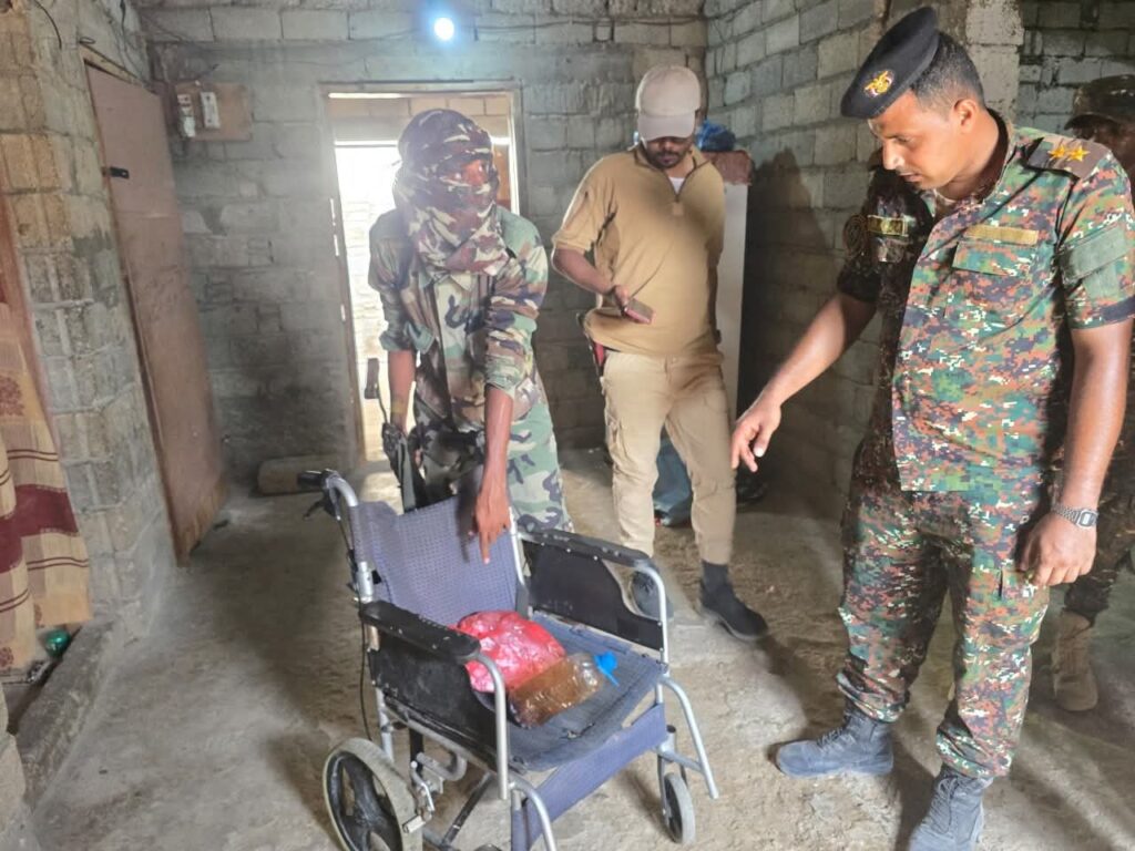 شاهد بالصور.. أمن المكلا ينفّذ حملة مداهمات واسعة بفوّه ويضبط مطلوبين ومعامل خمور ومسروقات شاهد بالصور.. أمن المكلا ينفّذ حملة مداهمات واسعة بفوّه ويضبط مطلوبين ومعامل خمور ومسروقات