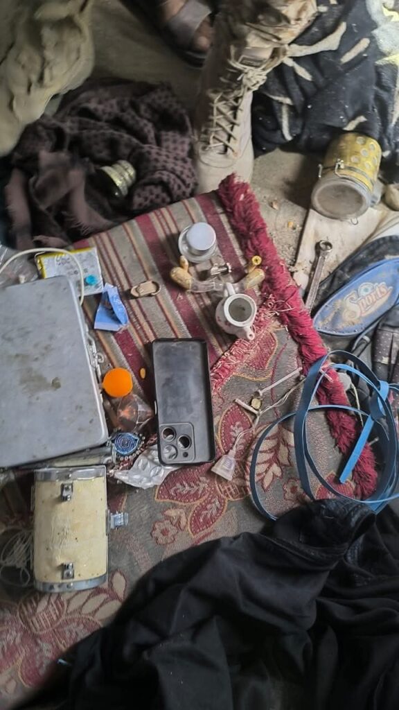 شاهد بالصور.. أمن المكلا ينفّذ حملة مداهمات واسعة بفوّه ويضبط مطلوبين ومعامل خمور ومسروقات شاهد بالصور.. أمن المكلا ينفّذ حملة مداهمات واسعة بفوّه ويضبط مطلوبين ومعامل خمور ومسروقات