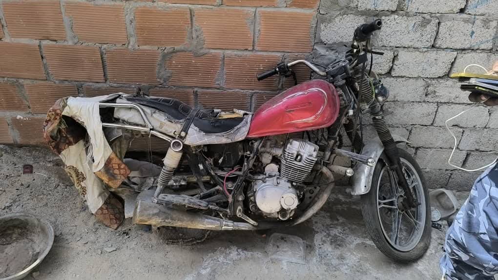شاهد بالصور.. أمن المكلا ينفّذ حملة مداهمات واسعة بفوّه ويضبط مطلوبين ومعامل خمور ومسروقات شاهد بالصور.. أمن المكلا ينفّذ حملة مداهمات واسعة بفوّه ويضبط مطلوبين ومعامل خمور ومسروقات