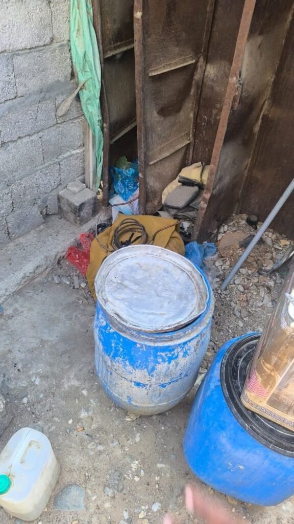شاهد بالصور.. أمن المكلا ينفّذ حملة مداهمات واسعة بفوّه ويضبط مطلوبين ومعامل خمور ومسروقات شاهد بالصور.. أمن المكلا ينفّذ حملة مداهمات واسعة بفوّه ويضبط مطلوبين ومعامل خمور ومسروقات