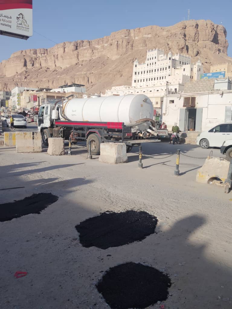 شباب متطوعون يردمون الحفريات بشوارع سيئون في مبادرة مجتمعية لاقت إشادة واسعة شباب متطوعون يردمون الحفريات بشوارع سيئون في مبادرة مجتمعية لاقت إشادة واسعة