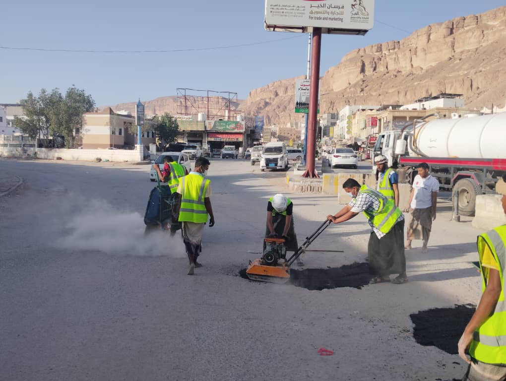 شباب متطوعون يردمون الحفريات بشوارع سيئون في مبادرة مجتمعية لاقت إشادة واسعة شباب متطوعون يردمون الحفريات بشوارع سيئون في مبادرة مجتمعية لاقت إشادة واسعة
