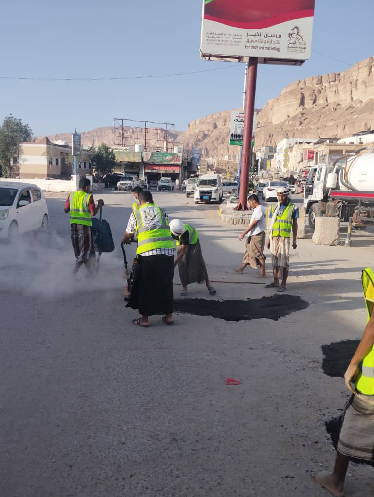 شباب متطوعون يردمون الحفريات بشوارع سيئون في مبادرة مجتمعية لاقت إشادة واسعة شباب متطوعون يردمون الحفريات بشوارع سيئون في مبادرة مجتمعية لاقت إشادة واسعة