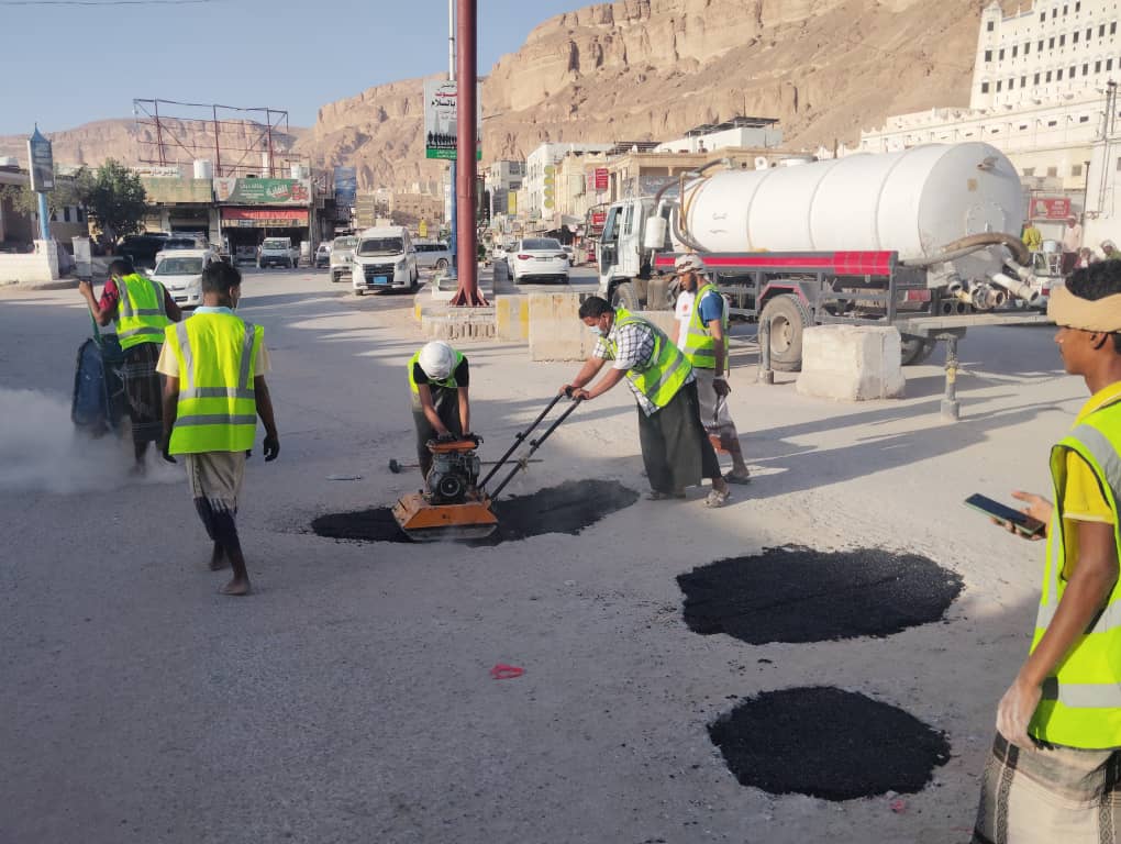 شباب متطوعون يردمون الحفريات بشوارع سيئون في مبادرة مجتمعية لاقت إشادة واسعة شباب متطوعون يردمون الحفريات بشوارع سيئون في مبادرة مجتمعية لاقت إشادة واسعة