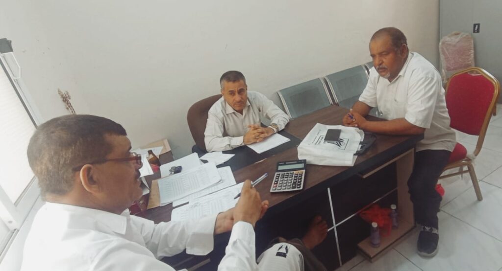 بتوجيهات المحافظ بن ياسر..تشكيل لجنة لتسليم رواتب الاطباء الاخصائيين الأجانب والمحليين بالمهرة . بتوجيهات المحافظ بن ياسر..تشكيل لجنة لتسليم رواتب الاطباء الاخصائيين الأجانب والمحليين بالمهرة .