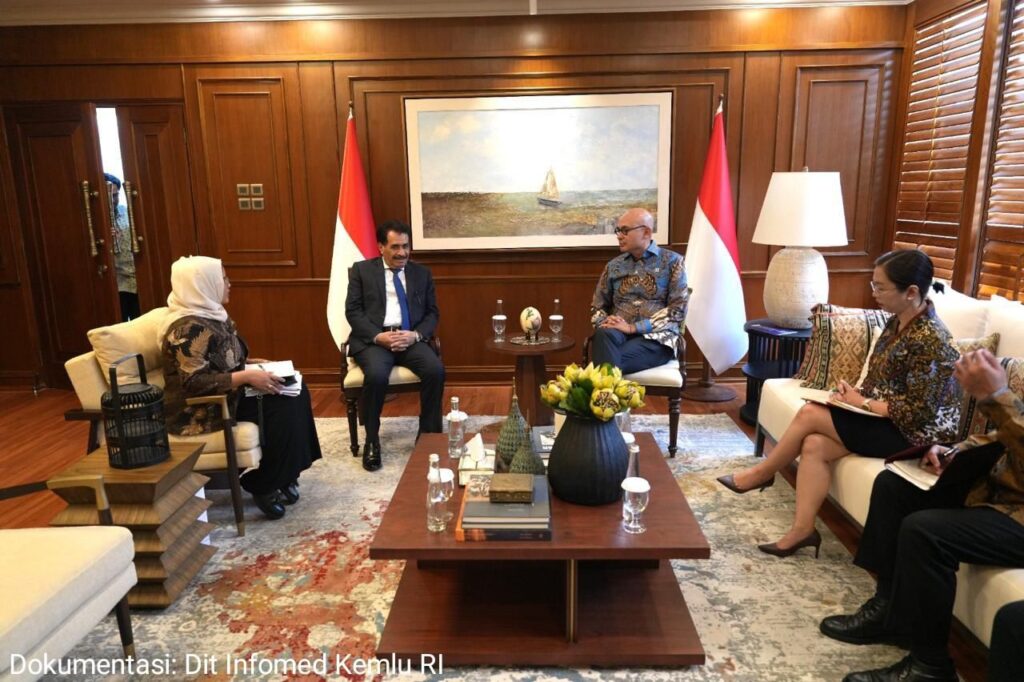 السفير بلفقيه يبحث مع نائب الخارجية الإندونيسي تعزيز العلاقات الثنائية وتوسيع مجالات التعاون السفير بلفقيه يبحث مع نائب الخارجية الإندونيسي تعزيز العلاقات الثنائية وتوسيع مجالات التعاون