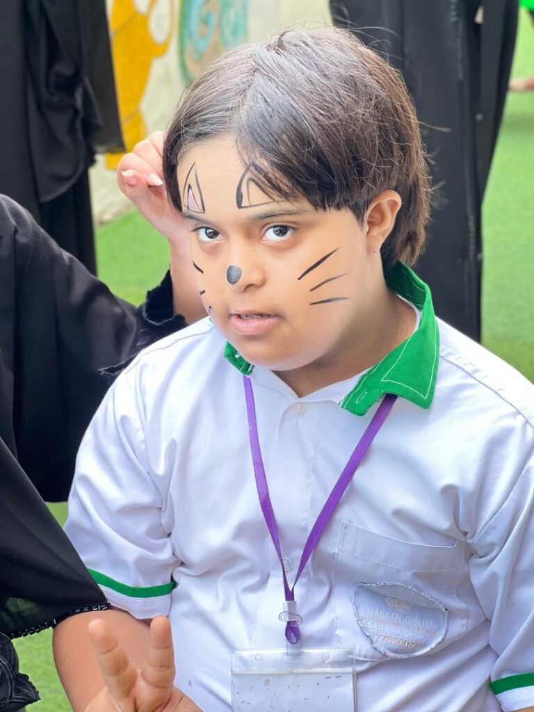 طلاب اللغة الإنجليزية بجامعة حضرموت ينظمون زيارة إنسانية إلى مركز مكن لذوي الاحتياجات الخاصة طلاب اللغة الإنجليزية بجامعة حضرموت ينظمون زيارة إنسانية إلى مركز مكن لذوي الاحتياجات الخاصة
