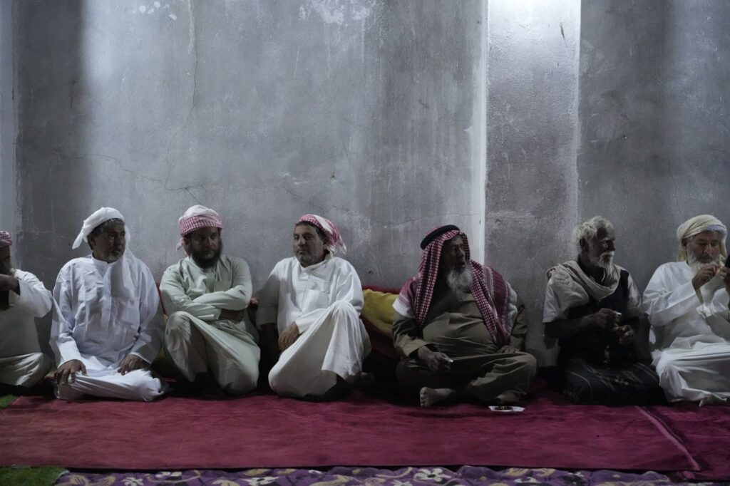 قائد المنطقة العسكرية الأولى يقود مساعي صلح في قضية مقتل شاب بحضرموت.. وقبيلة المناهيل تعلن العفو قائد المنطقة العسكرية الأولى يقود مساعي صلح في قضية مقتل شاب بحضرموت.. وقبيلة المناهيل تعلن العفو