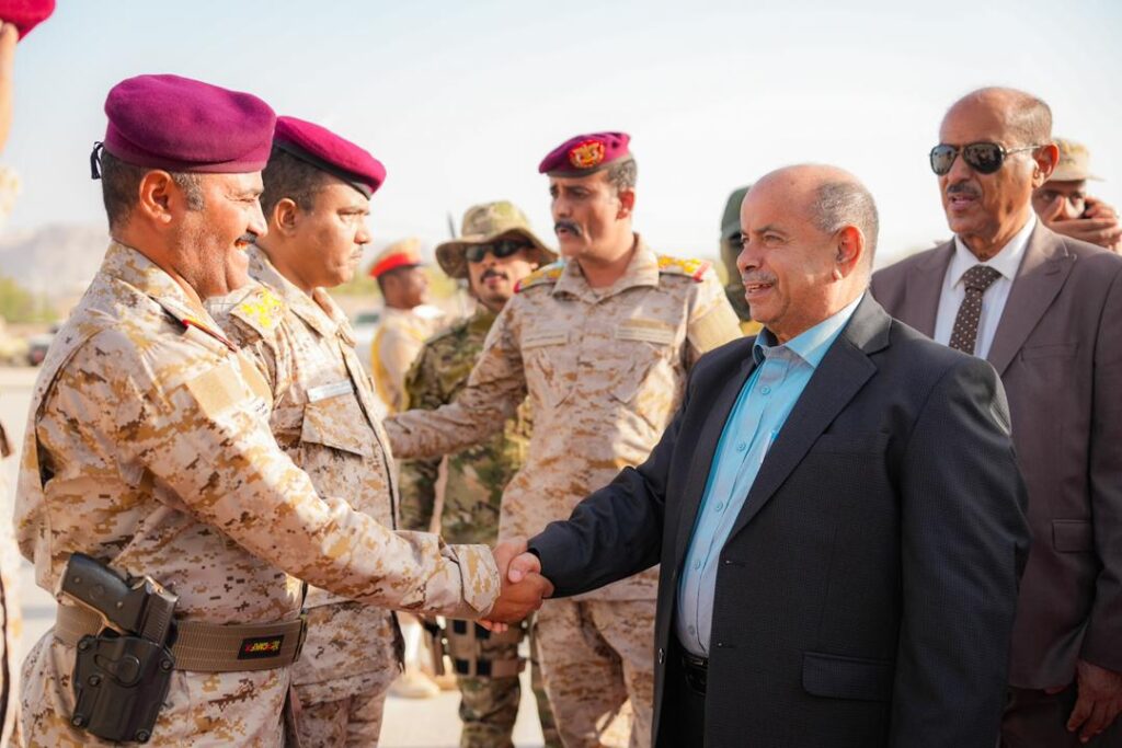 بالصور.. الخنبشي يشهد استعراضا عسكريا وأمنيا لقوات المنطقة الأولى ودرع الوطن والأجهزة الأمنية ويؤكد أن الأمن أساس التنمية بحضرموت بالصور.. الخنبشي يشهد استعراضا عسكريا وأمنيا لقوات المنطقة الأولى ودرع الوطن والأجهزة الأمنية ويؤكد أن الأمن أساس التنمية بحضرموت