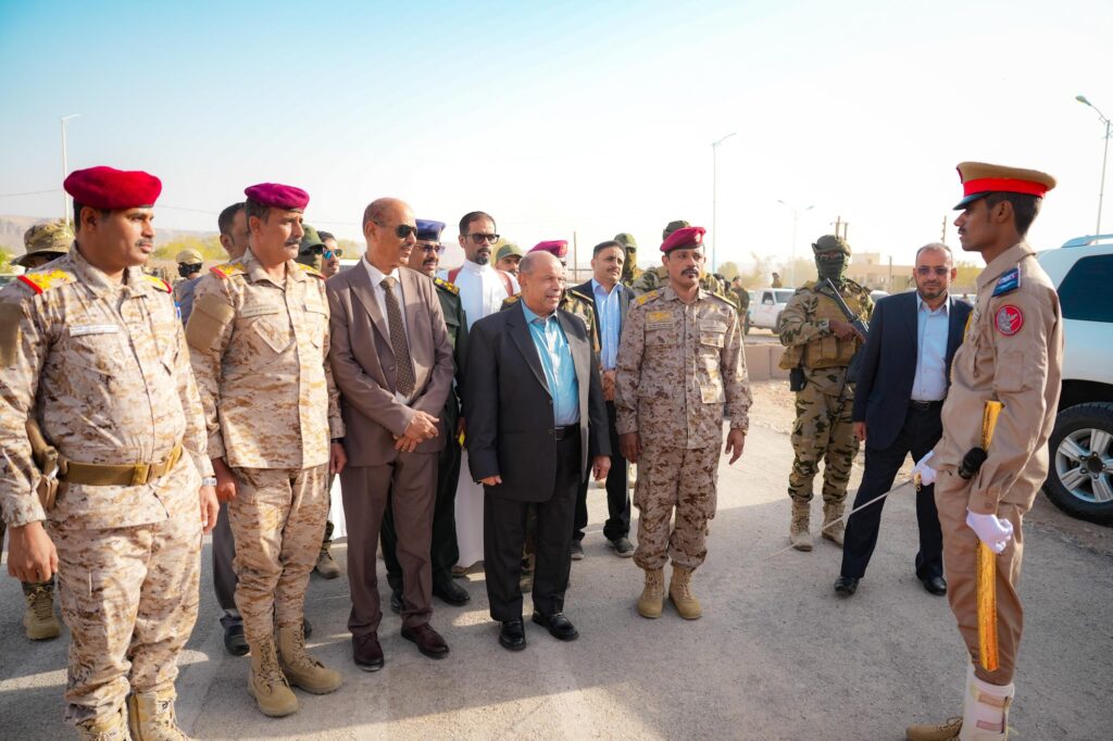 بالصور.. الخنبشي يشهد استعراضا عسكريا وأمنيا لقوات المنطقة الأولى ودرع الوطن والأجهزة الأمنية ويؤكد أن الأمن أساس التنمية بحضرموت بالصور.. الخنبشي يشهد استعراضا عسكريا وأمنيا لقوات المنطقة الأولى ودرع الوطن والأجهزة الأمنية ويؤكد أن الأمن أساس التنمية بحضرموت